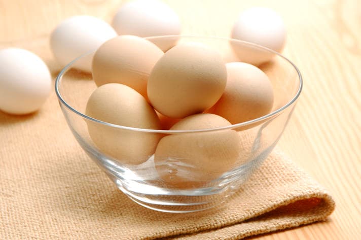 Куриный белок детям. Яйцо куриное. Куриный белок. Фото яиц куриных. Курица с яйцами.