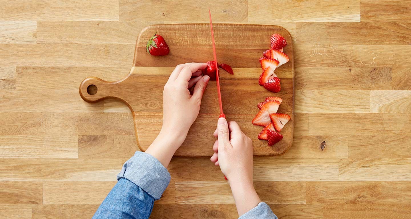 Wash the strawberries, de-stem and cut them into thin slivers.